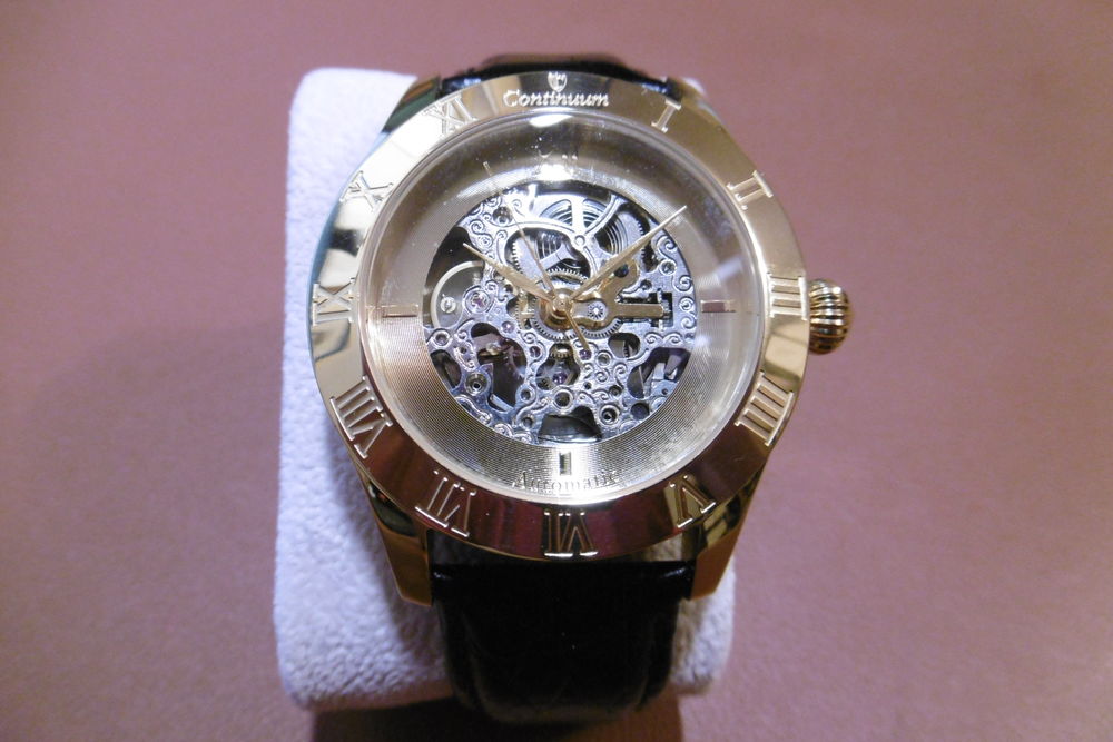 Marque Continuum NEUVE jamais port&eacute;e Bijoux et montres