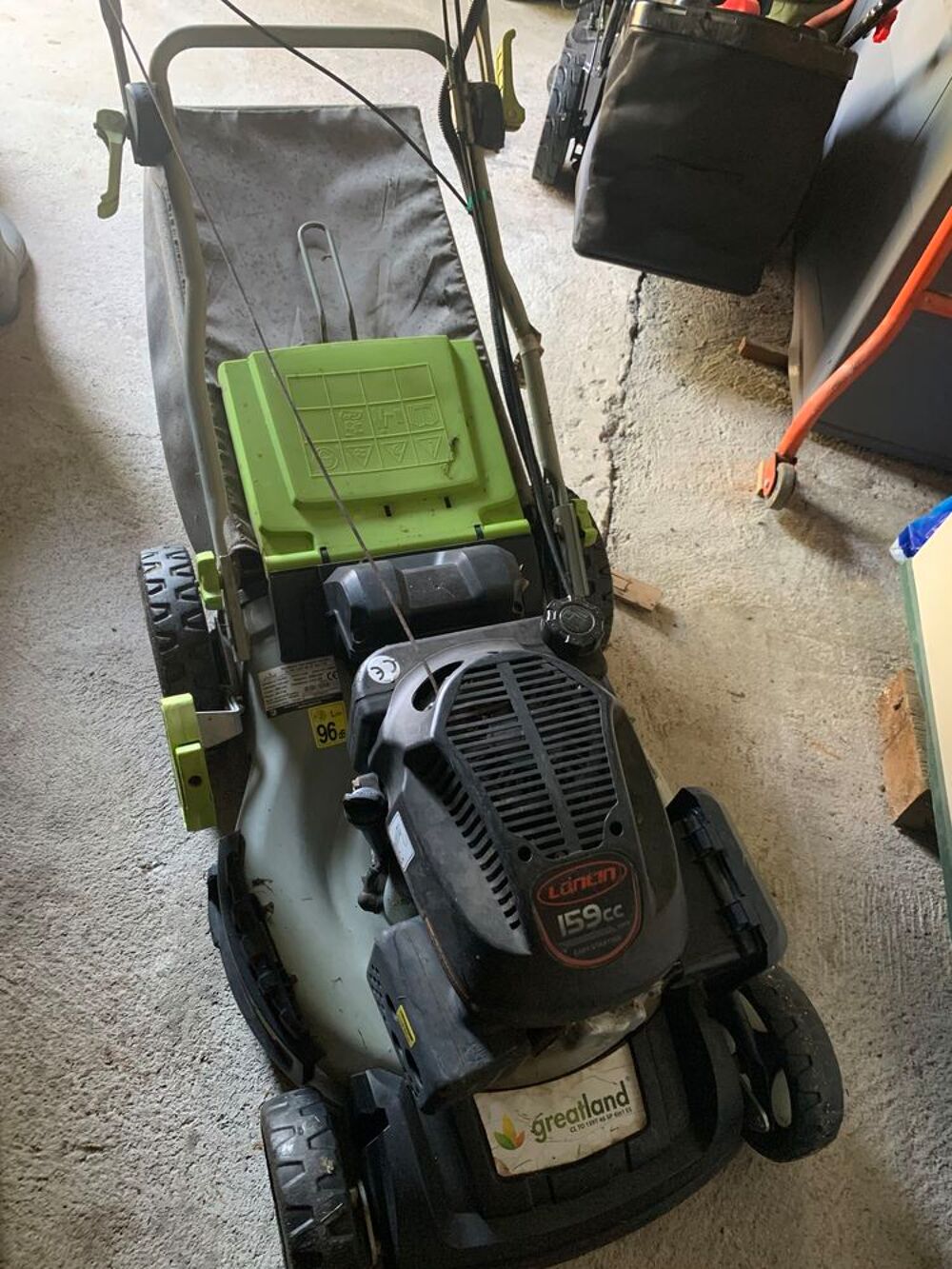 tondeuse tract&eacute;e Bricolage