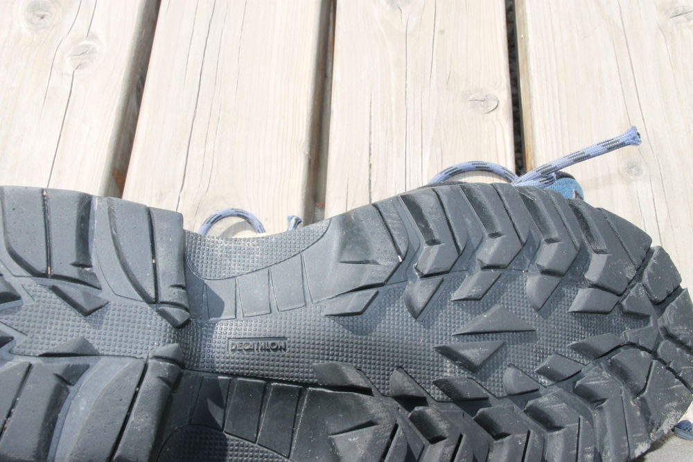 Chaussures de randonn&eacute;e en bon &eacute;tat, peu servies, &agrave; crampons Sports