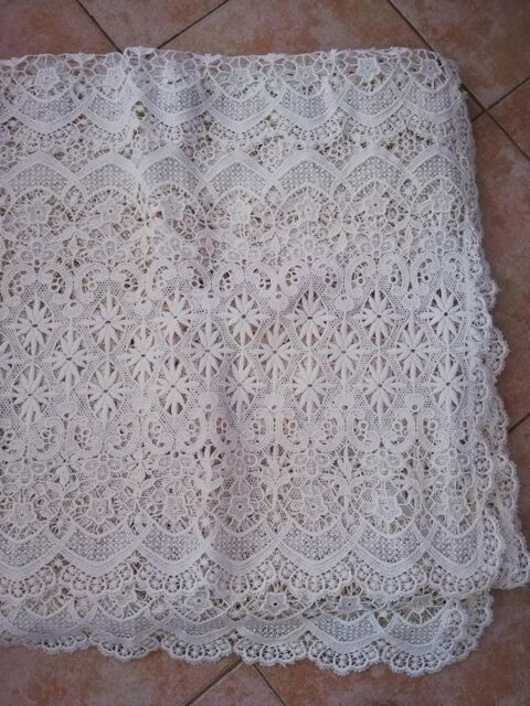 couvre lit dentelle guipure vintage 
200 La Seyne-sur-Mer (83)