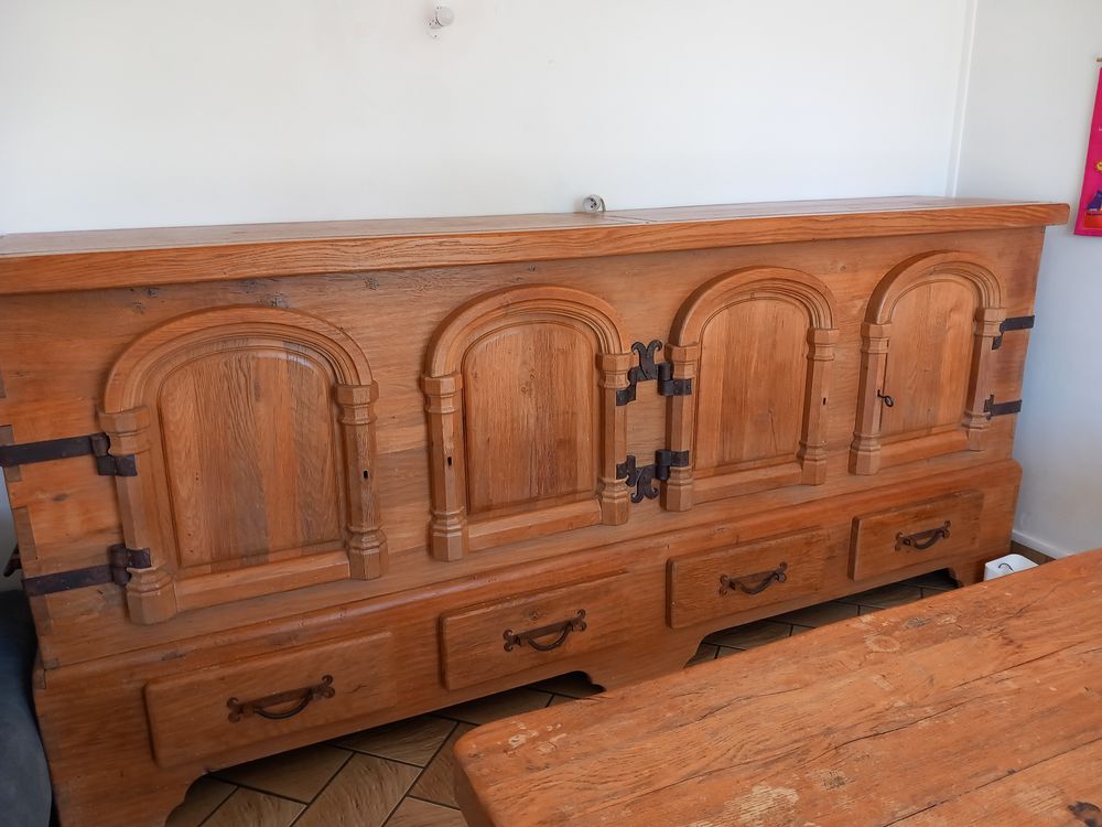 Salle &agrave; manger compl&egrave;te en ch&ecirc;ne massif &agrave; r&eacute;nover. Meubles