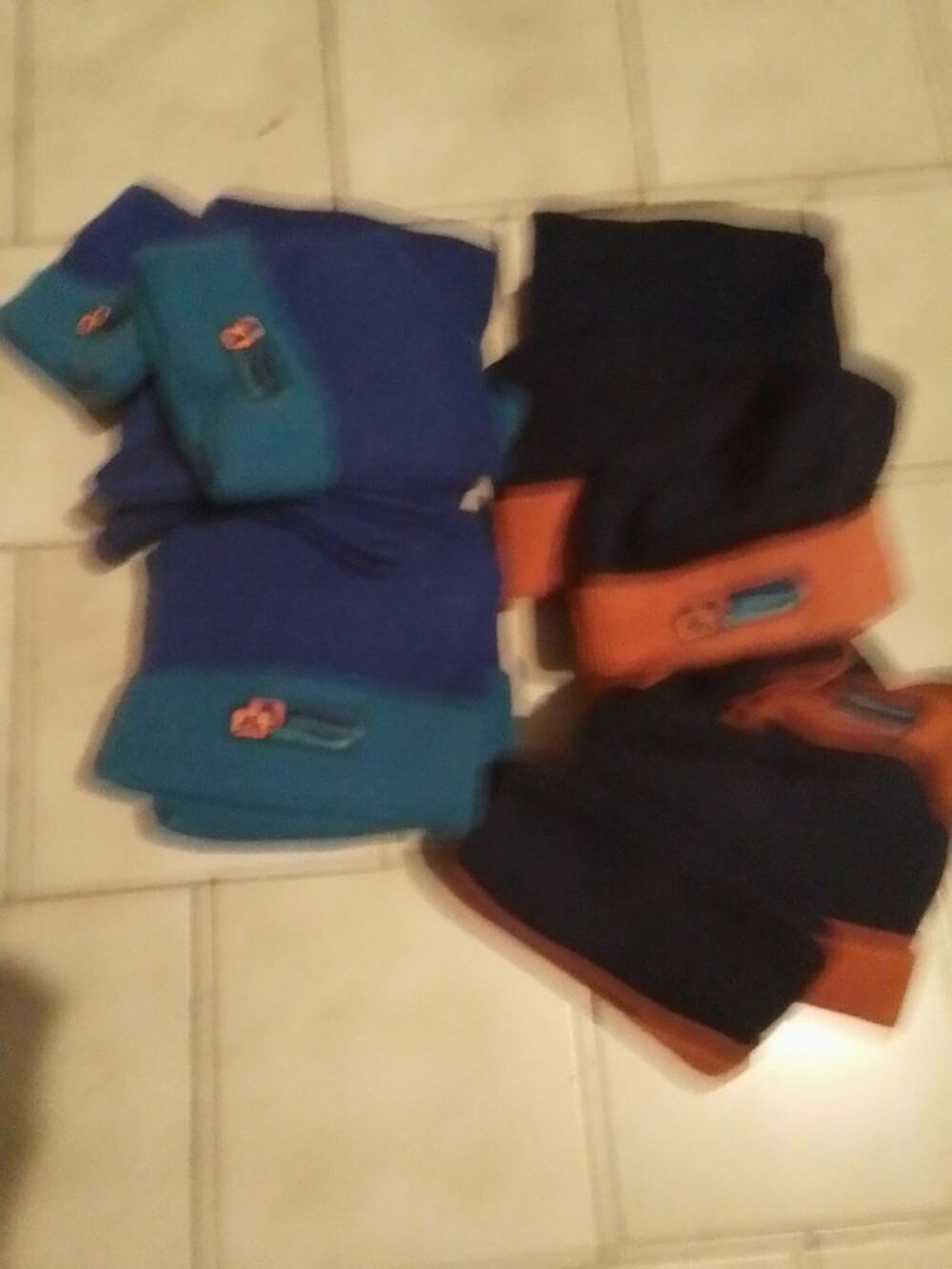 Lot 180 Bonnets enfant Vêtements