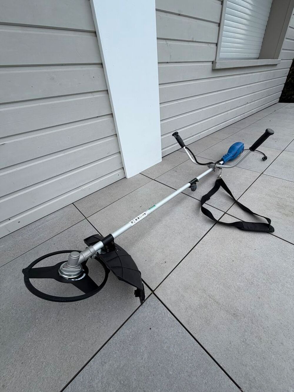 D&eacute;broussailleuse &eacute;lectrique Hyundai 1400 W €" lame 3 dents Jardin