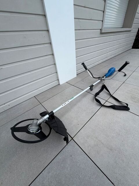 Débroussailleuse électrique Hyundai 1400 W €  lame 3 dents 55 Saint-Georges-de-Didonne (17)