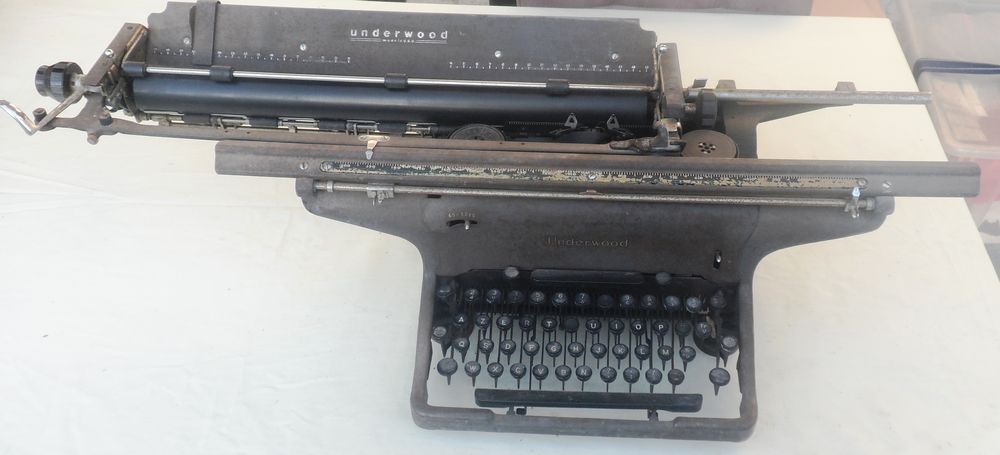 Machine &agrave; &eacute;crire UNDERWOOD des AN 30/40 made in USA 