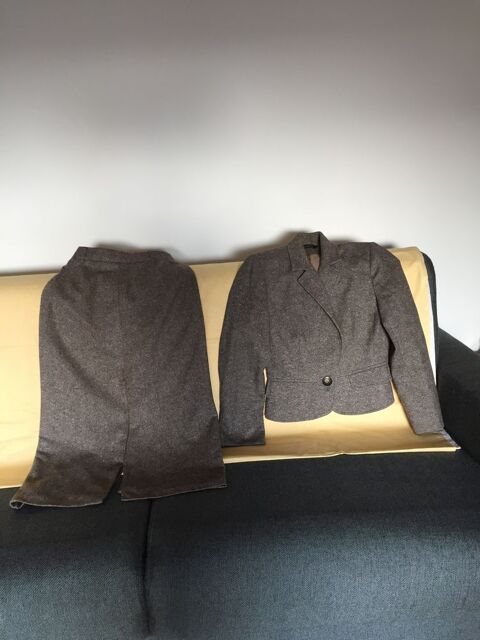 Tailleur. 2 pices couleur chocolat marque Caroll. Taille 38 35 Paris 19 (75)