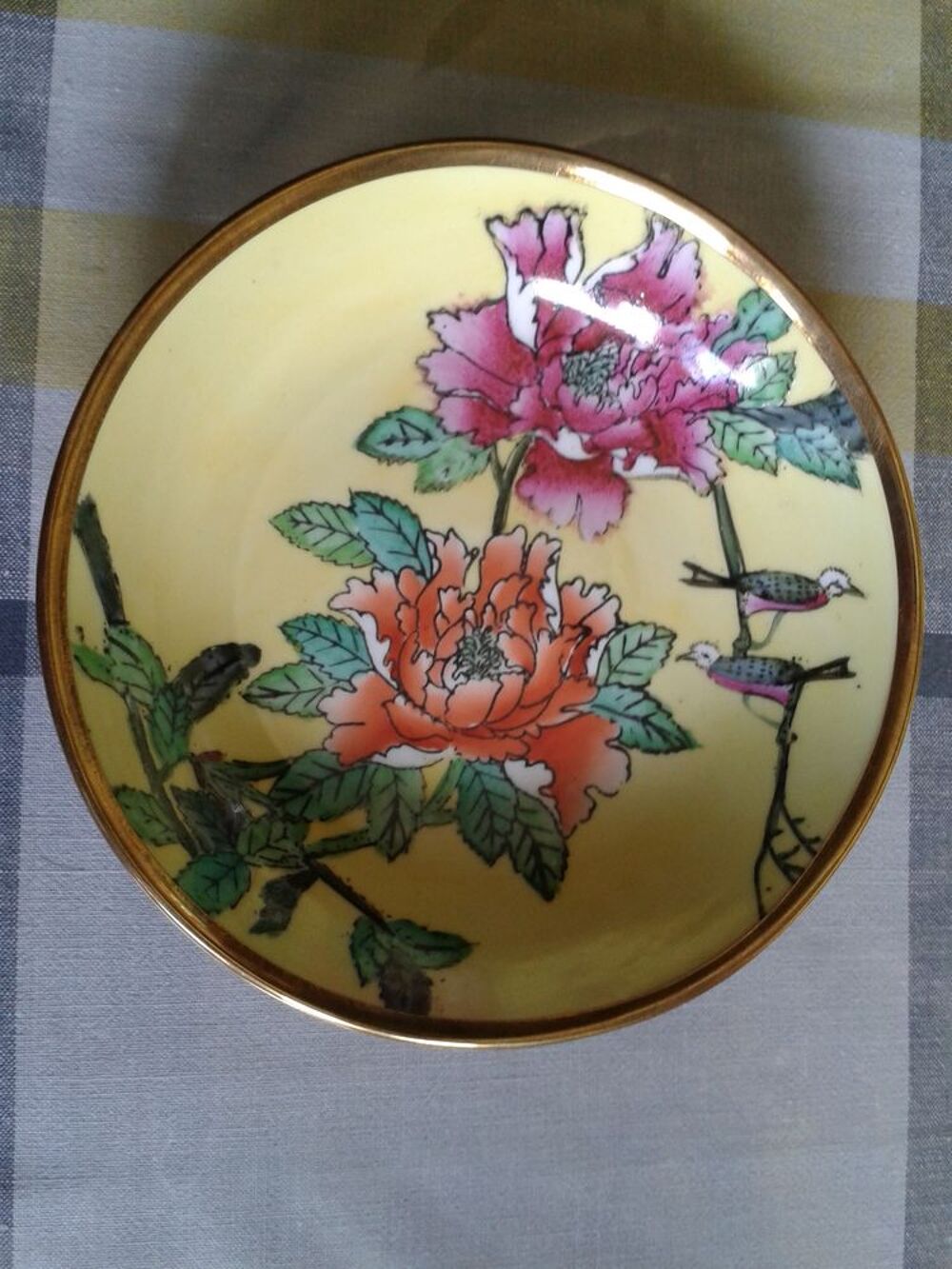 Assiette murale en porcelaine entourage laiton Décoration