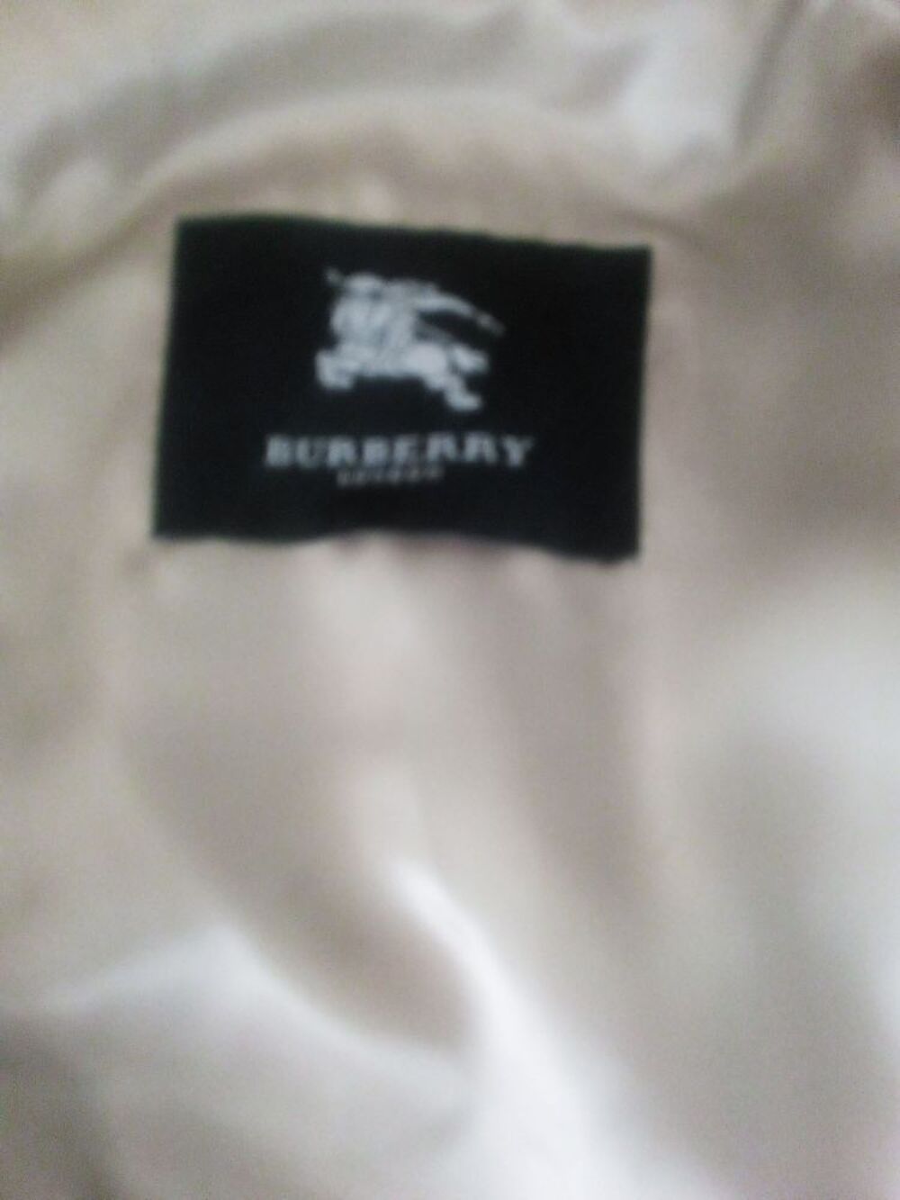 manteau Burberry neuf 100%laine valeur 1970 .c&egrave;de 800 Vêtements