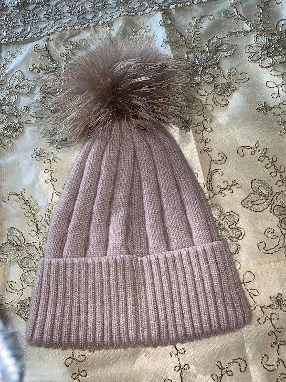 Bonnet avec pompons et perle
Taille unique&middot;Neuf sans &eacute;tiquet Vêtements