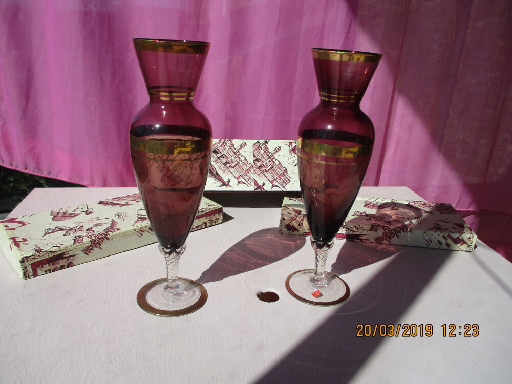 Lot 2 vases violets &agrave; pieds - Made in Italy. Décoration