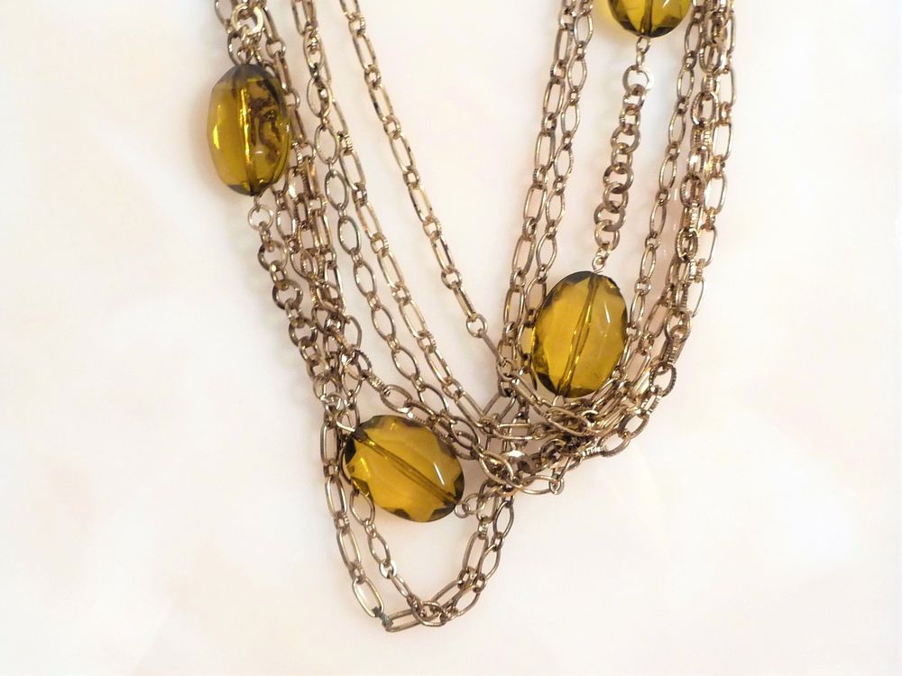 Collier en M&eacute;tal Dor&eacute; avec 5 Perles en Plastique Jaune Bijoux et montres