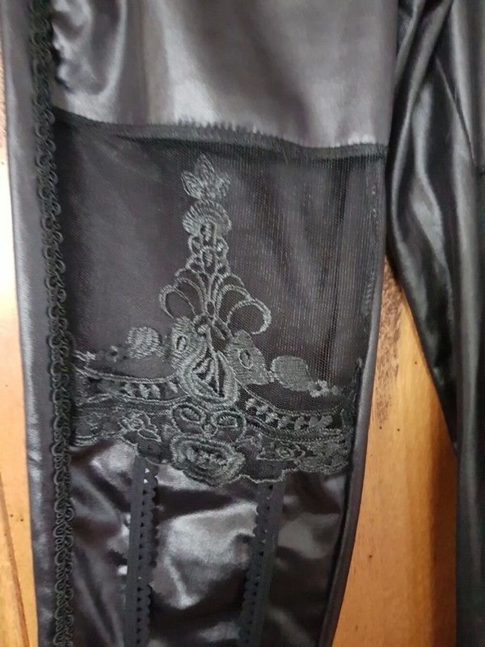 Leggings noir dentelles au niveau des genoux neuf mesure tai Vêtements