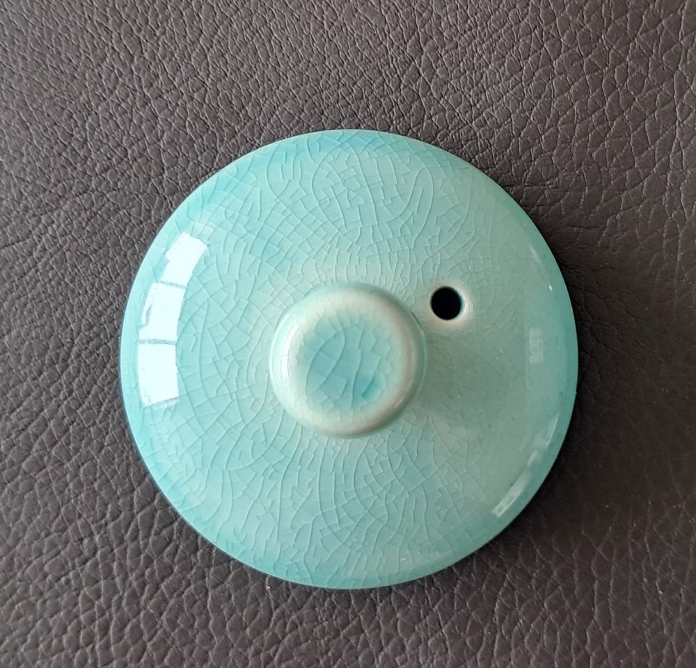 th&eacute;i&egrave;re en c&eacute;ramique &eacute;maill&eacute;e bleu avec anse en bambou Cuisine
