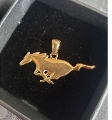 Pendentif Cheval Mustang en plaqu� or avec diamant dans l'?i 400 Courpi�re (63)