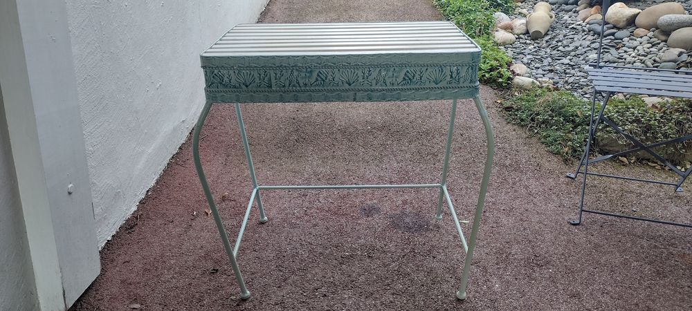 table basse en m&eacute;tal, avec 2 cadres 
Meubles