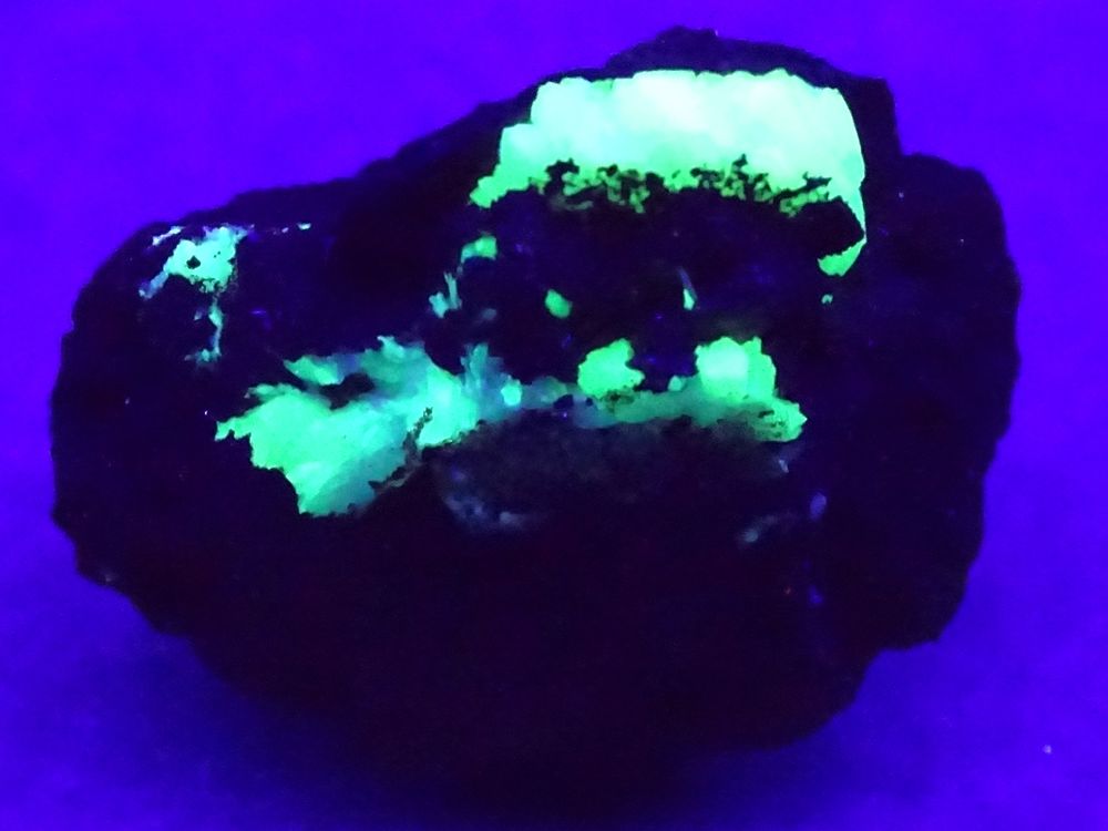 Adamite sur Limonite (vive fluorescence sous UV longs) Mine 