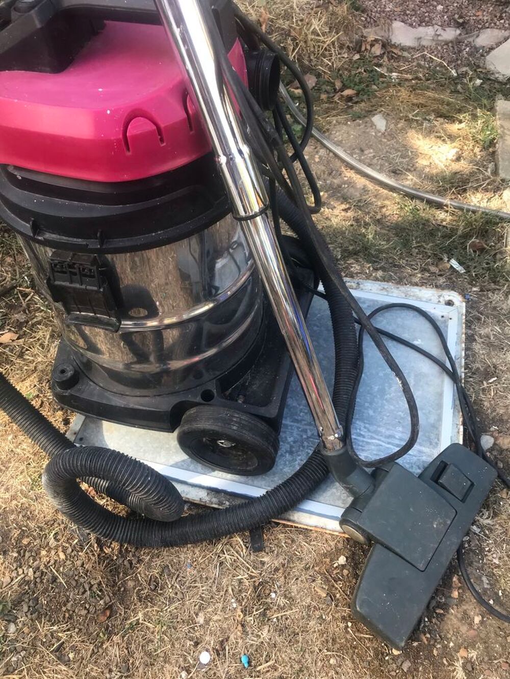 Aspirateur cuve avec tuyau long . Electroménager
