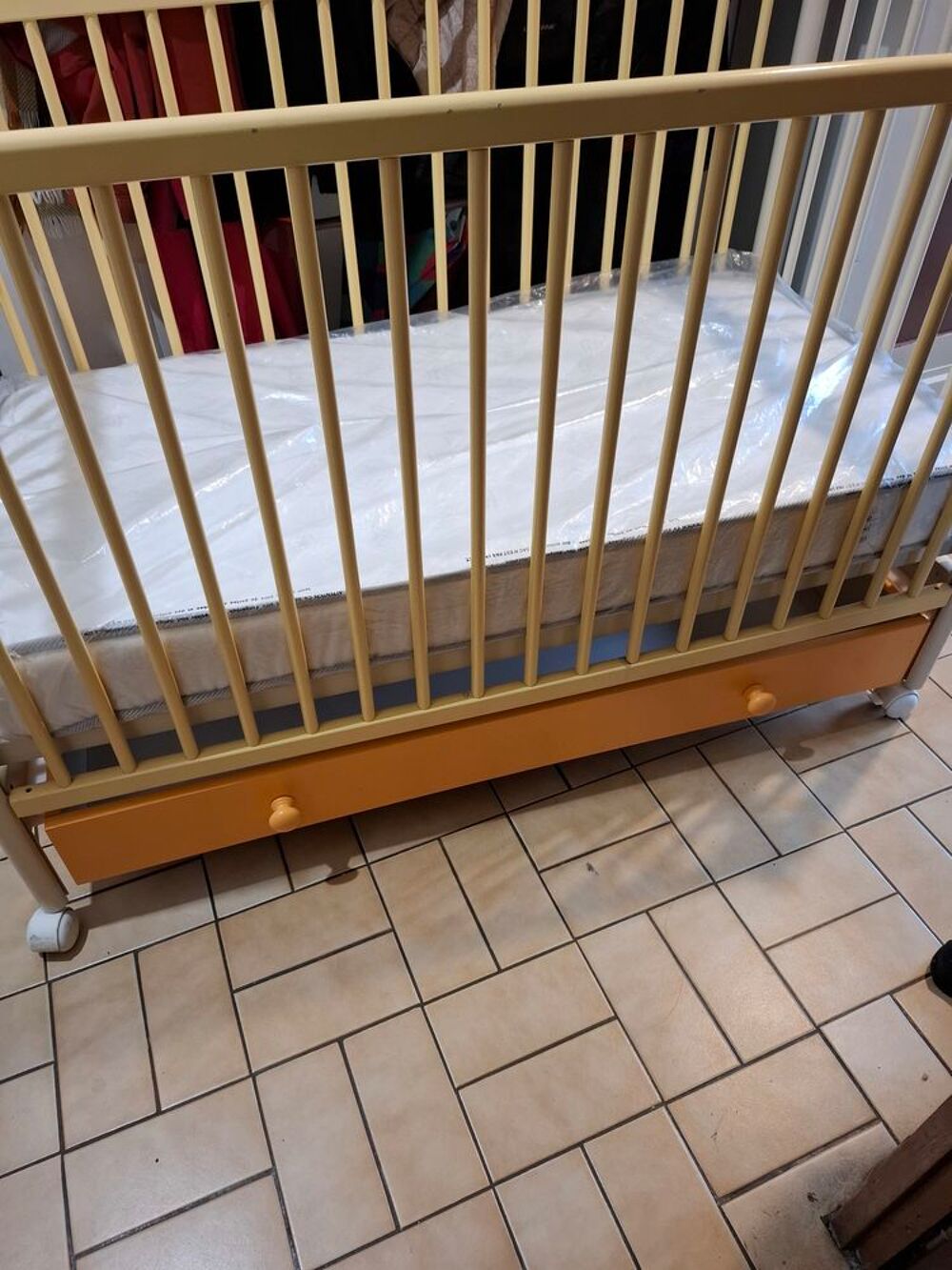 LIT B&eacute;b&eacute; 125 cm long excellent &eacute;tat avec MATELAS NEUF +draps Mobilier enfants