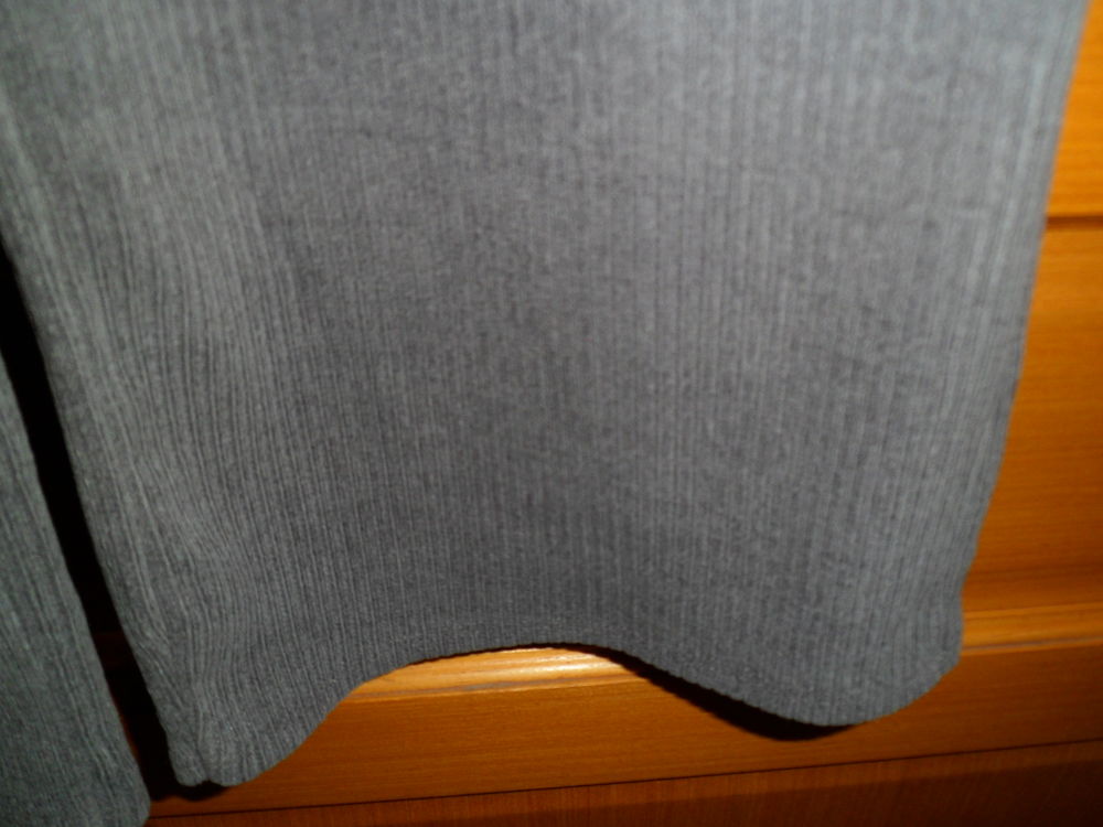 pantalon velour gris fine cote
2 poche sur le cot&eacute;
taille 40 Vêtements