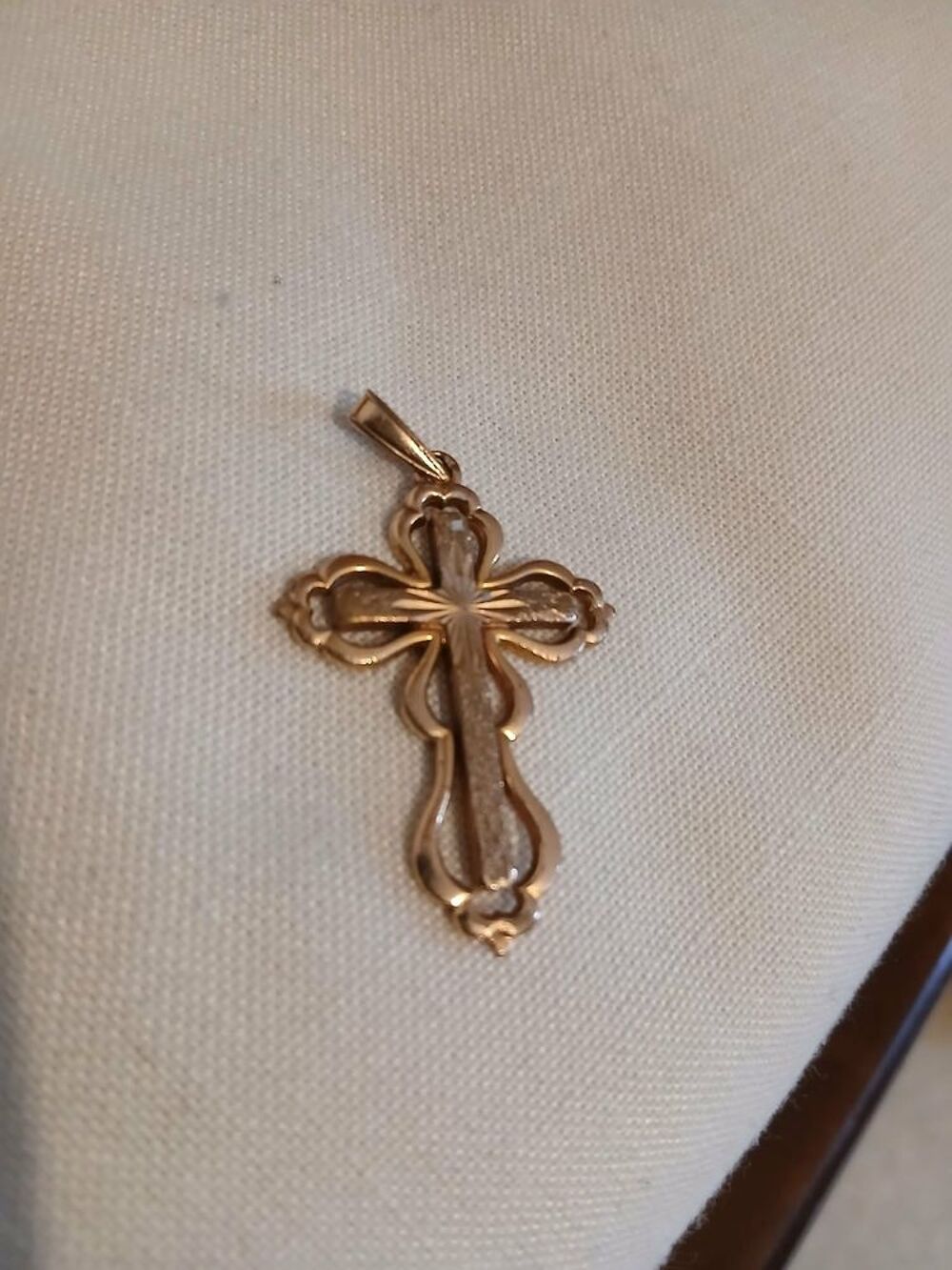  Croix de Lourdes styl&eacute;e plaqu&eacute;e or N&deg;1443
Bijoux et montres