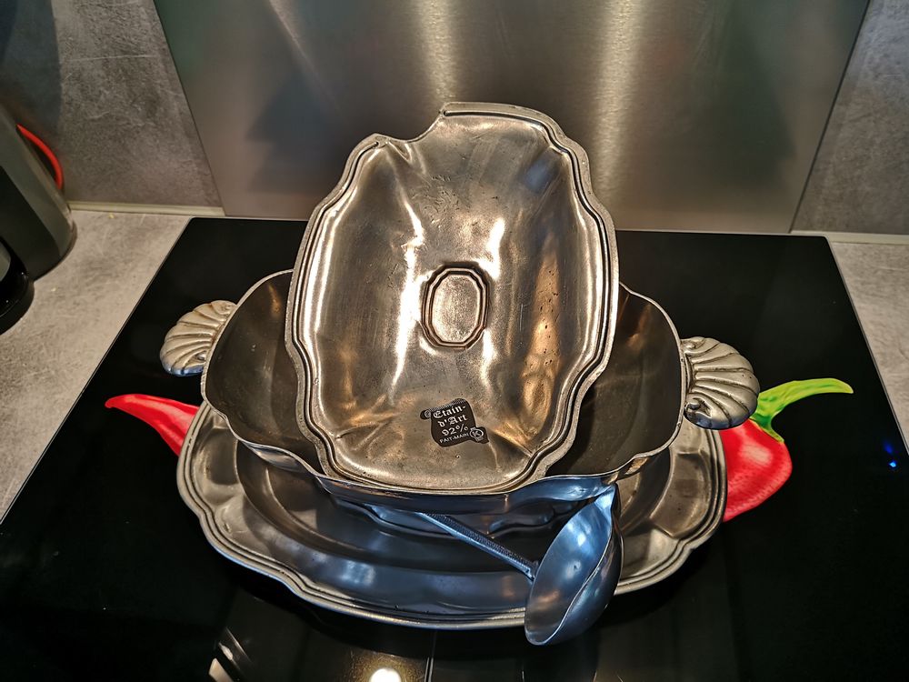 Soupi&egrave;re &eacute;tain ovale avec louche Décoration