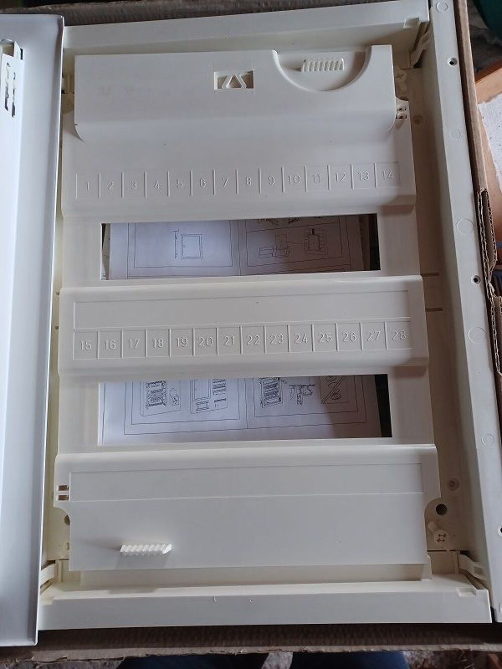 Tableau &eacute;lectrique encastr&eacute; en m&eacute;tal 28 modules Bricolage
