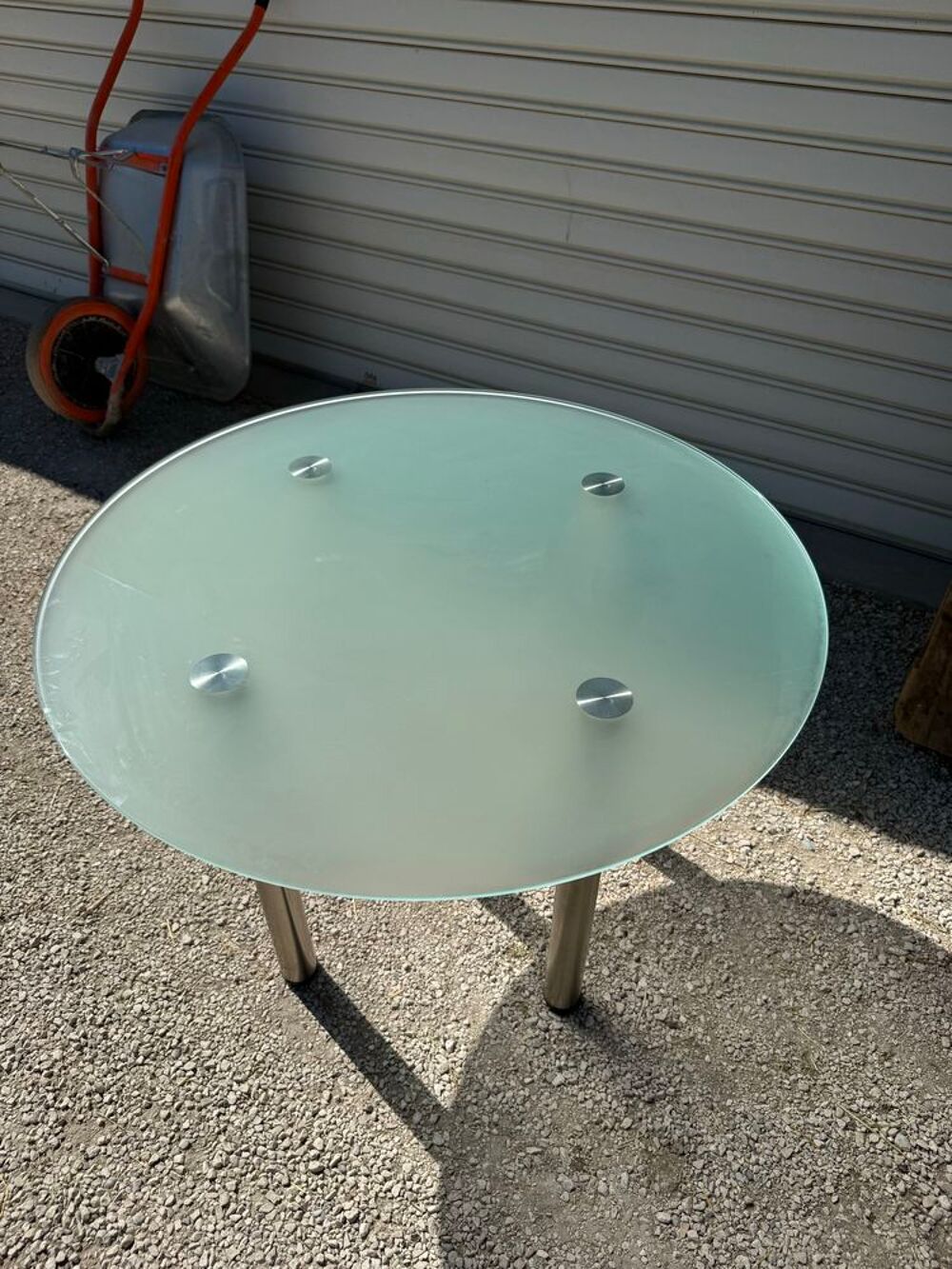 Belle table ronde plateau en verre Meubles