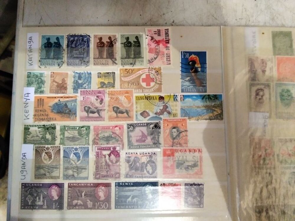 Lot de timbres de collection en classeur 