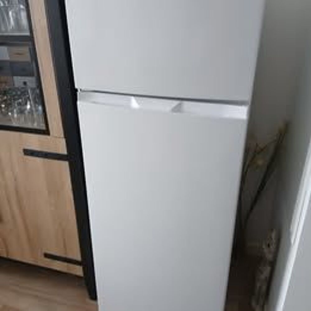r&eacute;frig&eacute;rateur Volume 206 L - Dim. HxLxP : 143 x 55 x 57 Electroménager