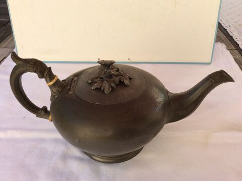 Théière ancienne en étain décor floral, marquée C&M 15 Gif-sur-Yvette (91)