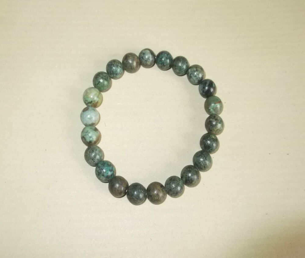 Bracelet de perles min&eacute;rales en turquoise africaine. Bijoux et montres