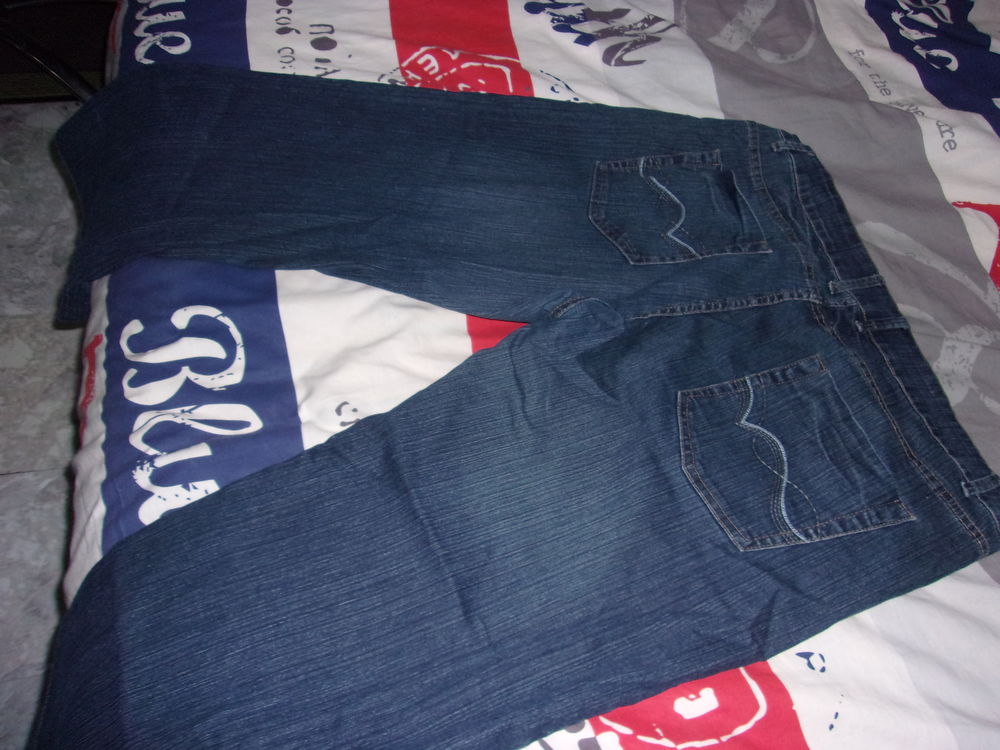 jean femme avec motifs brod&eacute;s sur poches Vêtements