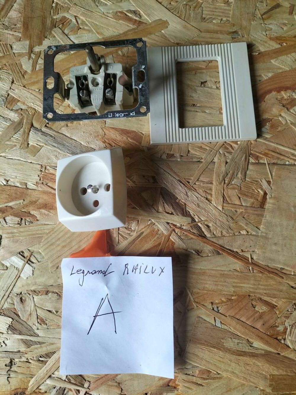 prise et bouton railux Bricolage