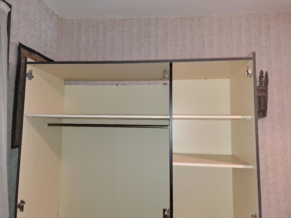 ARMOIRE PENDERIE 3 portes celle du centre vitr&eacute;e Meubles