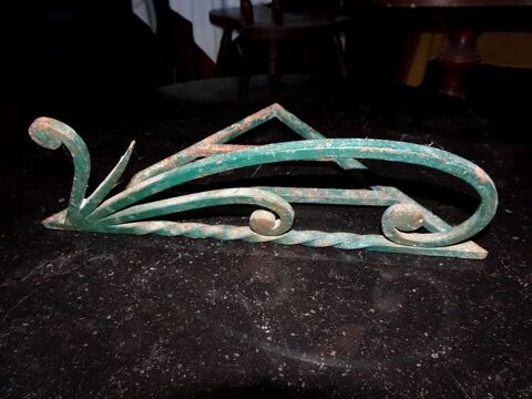 Etag�re murale d'angle fer forg� 25 Monflanquin (47)