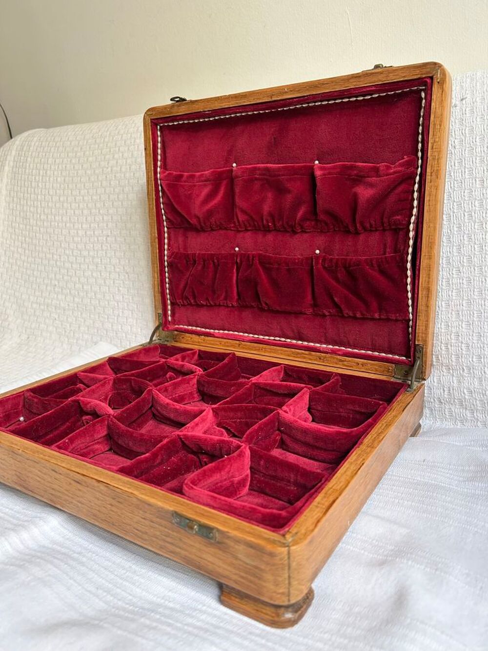 Superbe bo&icirc;te &agrave; bijoux vintage avec un int&eacute;rieur enti&egrave;rement Bijoux et montres