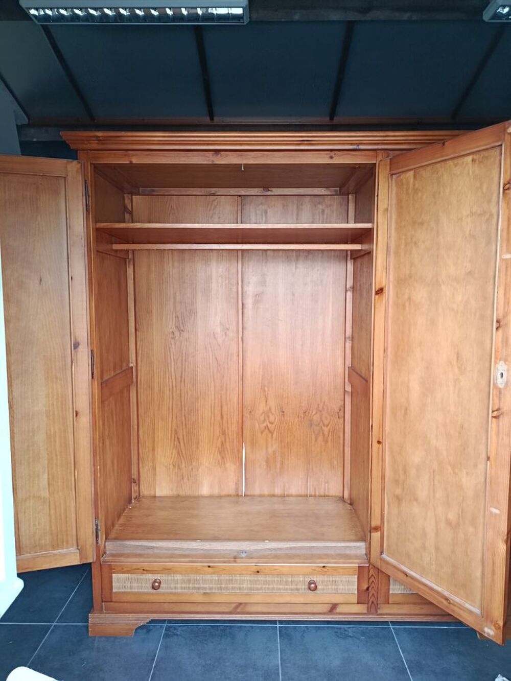 Armoire, t&ecirc;te et pied de lit, chevets Meubles