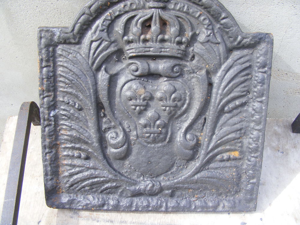 Plaque chemin&eacute;e avec chenets &amp; grille Décoration