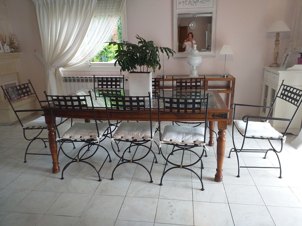 Table salle &agrave; manger + 8 chaises Meubles