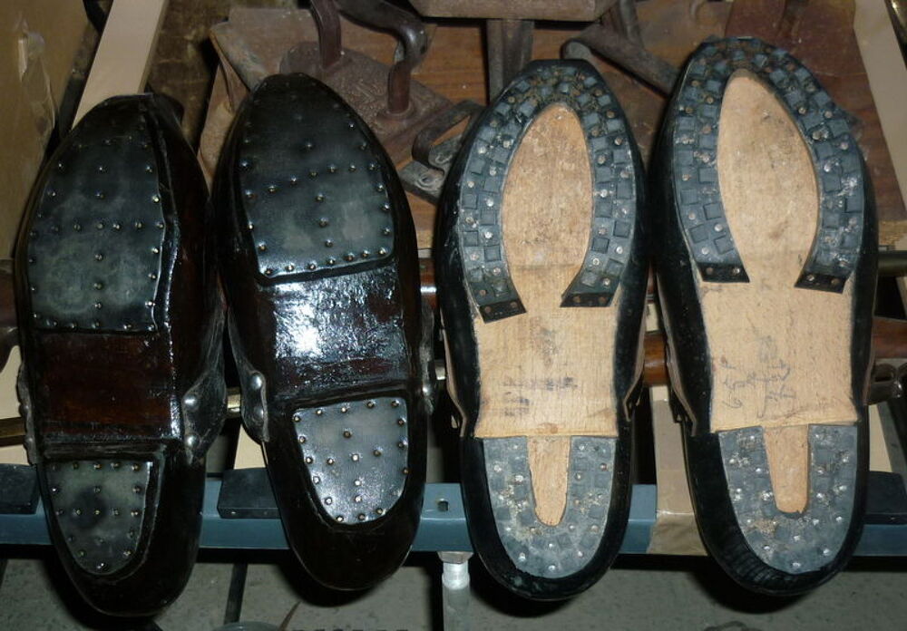 2 paires de sabots en bois. Chaussures