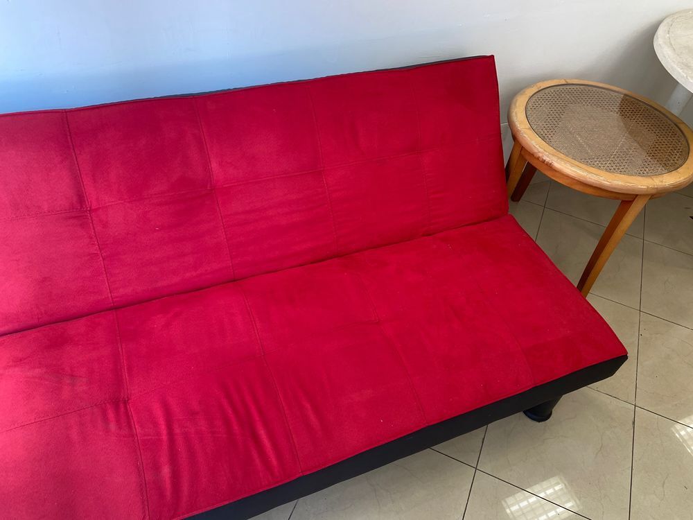 Matelas, tables, chaises,bibelots..... Décoration