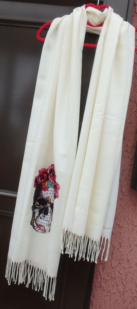 Echarpe blanche en cachemire neuve     24.2 Colmar (68)