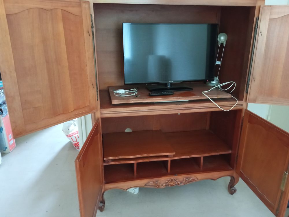 Meuble de t&eacute;l&eacute;vision en merisier Meubles