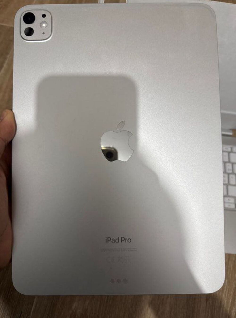 iPad Pro m4 + Apple keyboard m4 Téléphones et tablettes