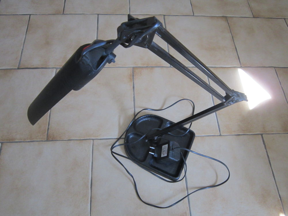 Une lampe de bureau, couleur noire Electroménager