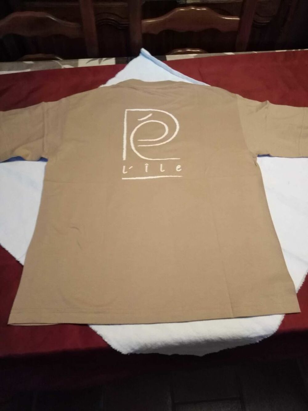 T-shirt marron clair han&egrave;s l'&icirc;le taille M neuf jamais port&eacute; Vêtements