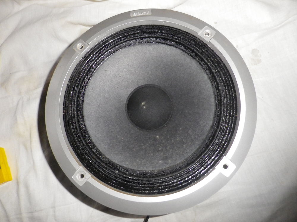 Un haut parleur boomer SONY diam&egrave;tre 21 Cm Audio et hifi