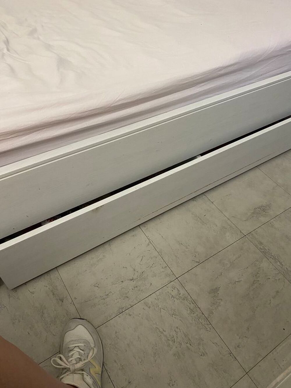 Lit 140X200 en bois massif Blanc avec deux tiroirs. Meubles