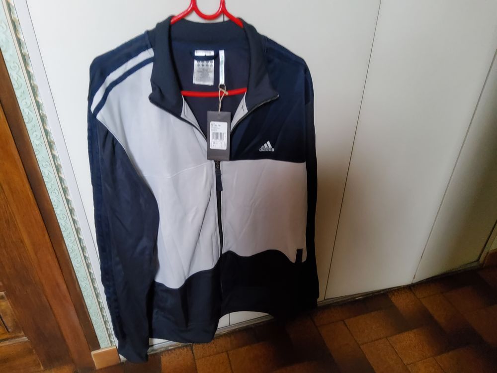 VESTE ADIDAS T XL NEUVE AVEC ETIQUETTE
Vêtements