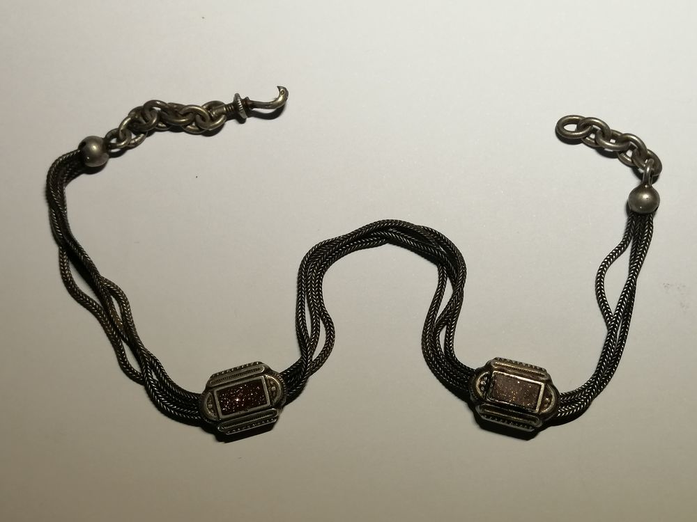 Ancienne chaine de montre gousset
XIX&egrave;me si&egrave;cle Bijoux et montres